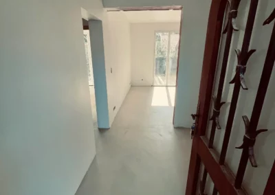 Béton ciré teinte corde sur carrelage à Bidart – photo 3 – RB Bâtiment