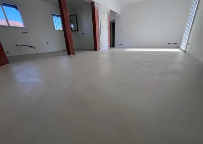 Béton ciré teinte corde sur carrelage à Bidart – photo 5 – RB Bâtiment