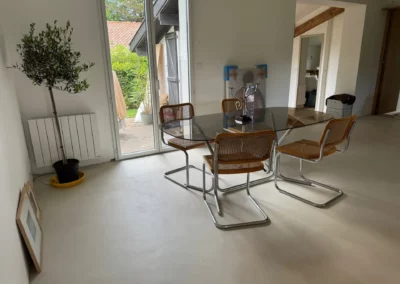 Béton ciré teinte corde sur carrelage à Bidart – photo 6 – RB Bâtiment