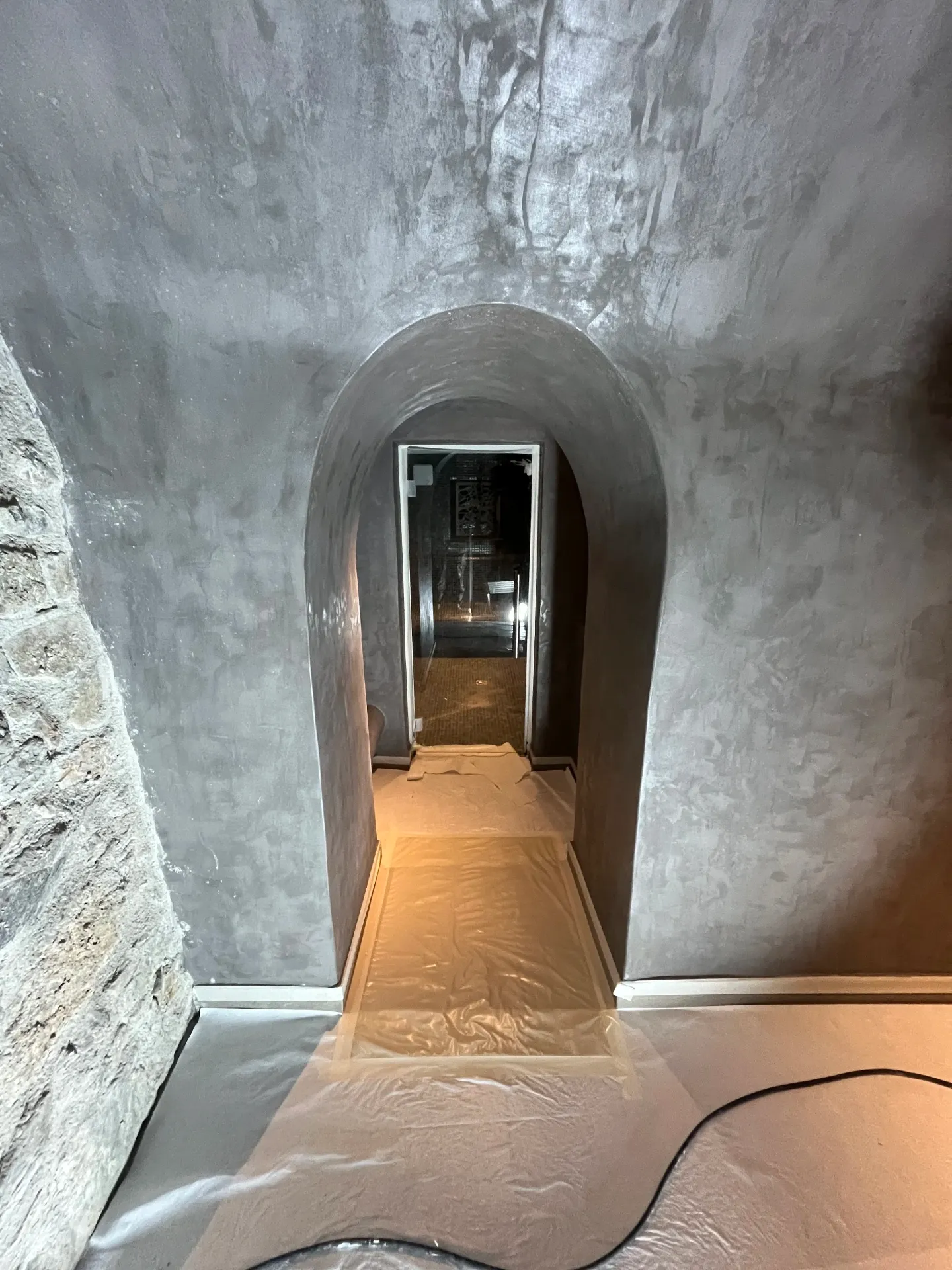 Réalisation de béton ciré – Spa à Serre Chevalier – pendant les travaux