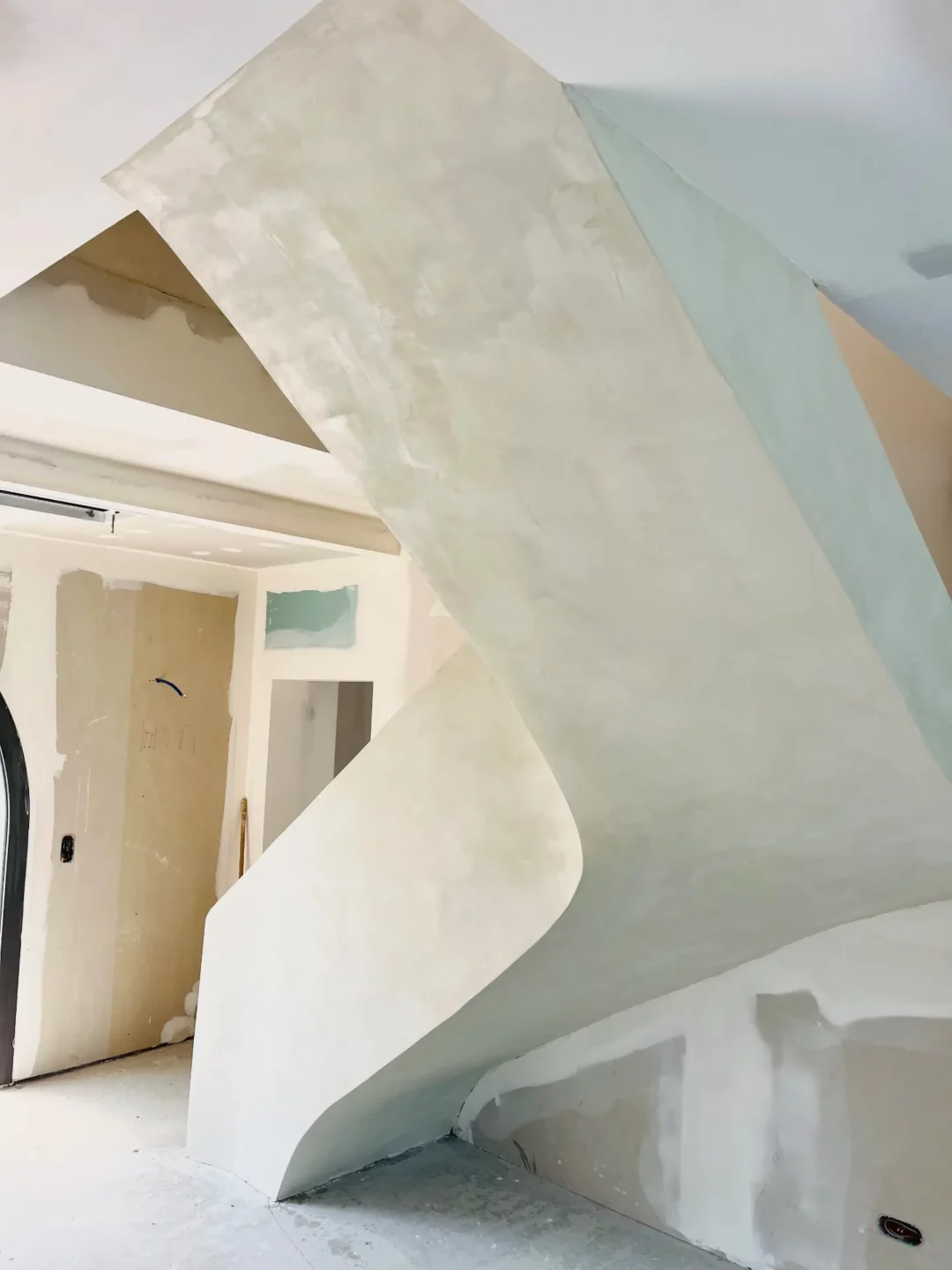 Escalier à voûte sarrasine en béton ciré à Hossegor
