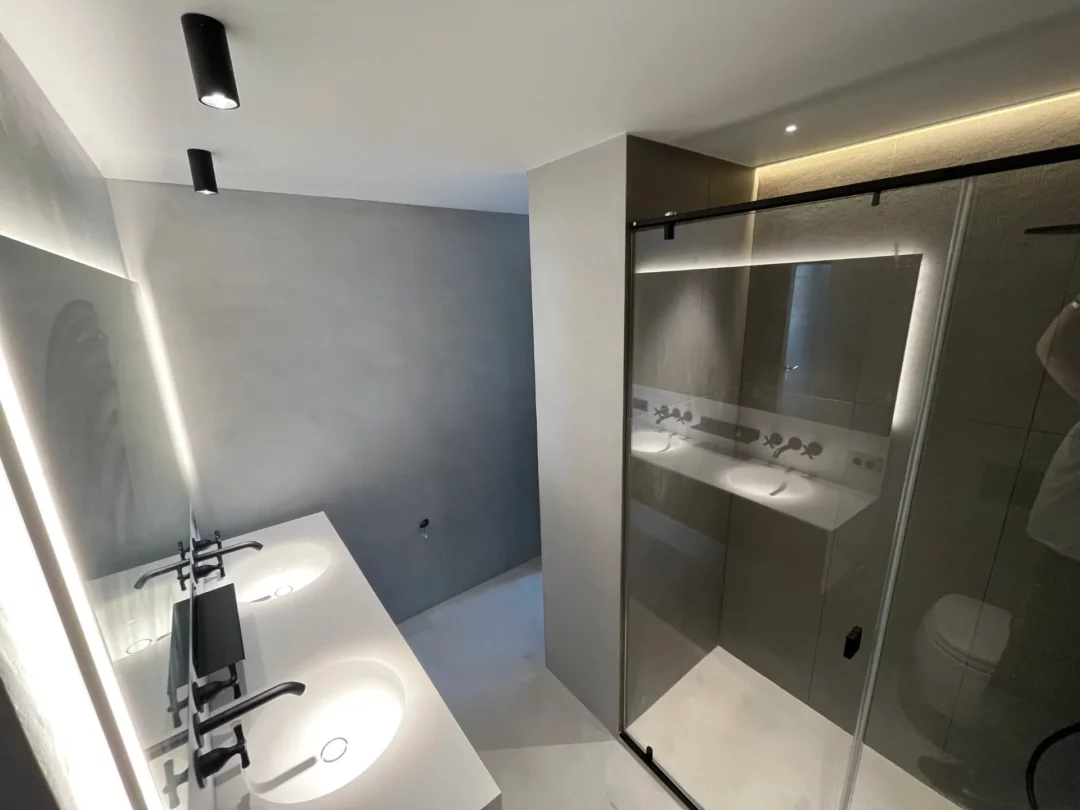 Rénovation et béton ciré d&rsquo;un appartement à Juan-les-Pins