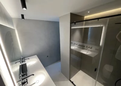 Rénovation et béton ciré d'un appartement à Juan-les-Pins – photo 6 – RB Bâtiment