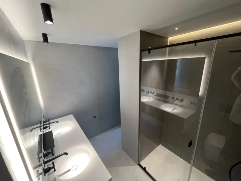 Rénovation et béton ciré d&rsquo;un appartement à Juan-les-Pins