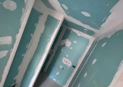 Rénovation et béton ciré d'un appartement à Juan-les-Pins – photo 13 – RB Bâtiment