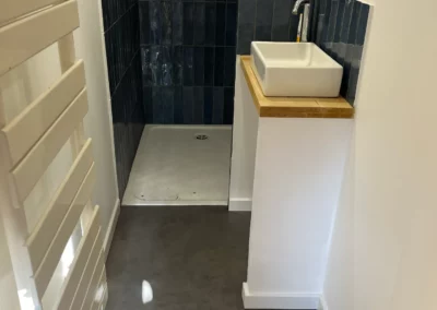 Rénovation de salle de bain en zellige et béton ciré à Marseille – photo 6 – RB Bâtiment