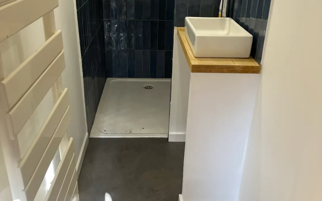 Rénovation de salle de bain en zellige et béton ciré à Marseille