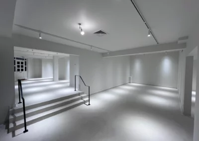 Rénovation du showroom Silvera à Cannes, béton ciré 500 m² – photo 7 – RB Bâtiment