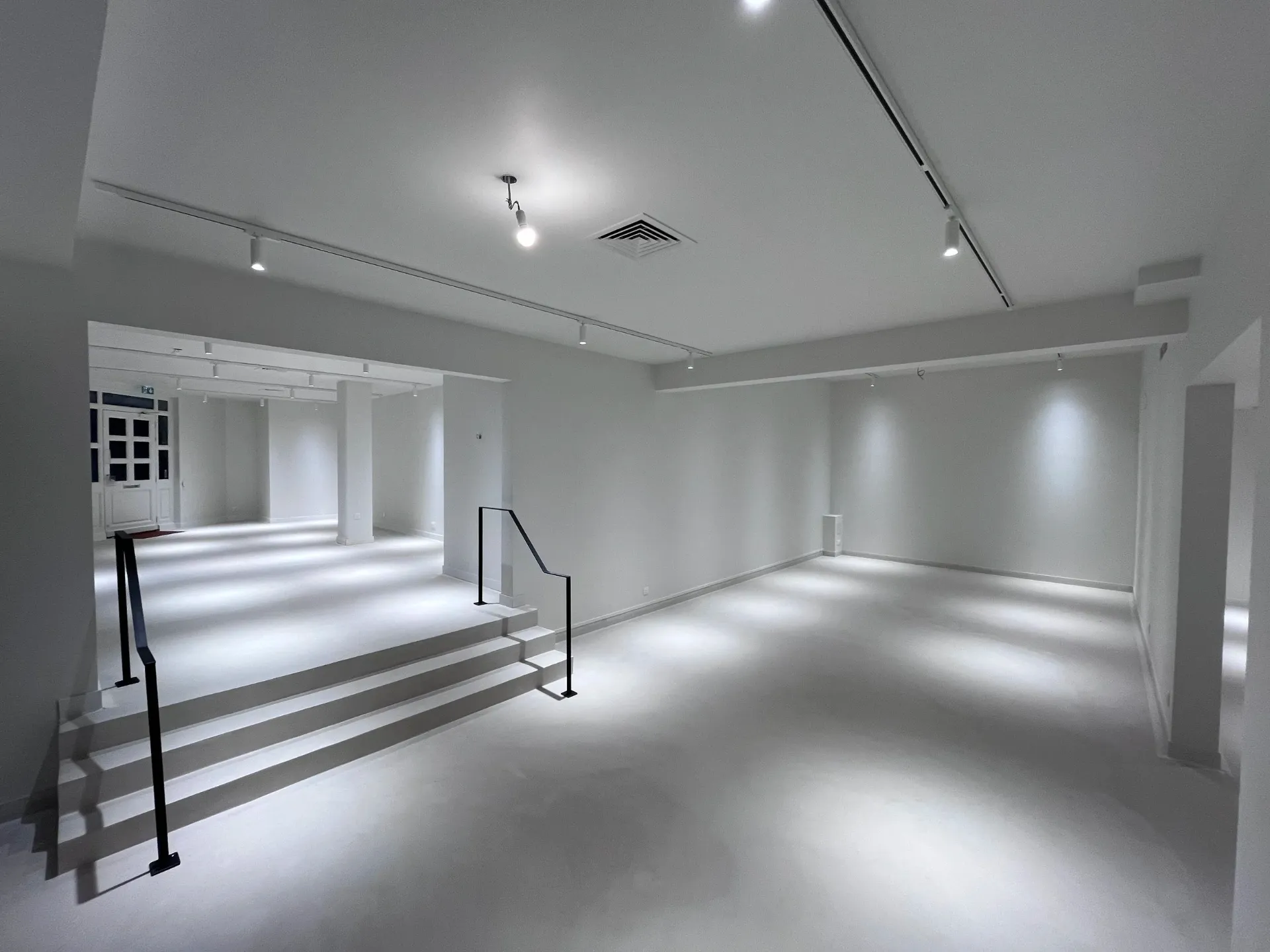 Showroom Silvera Cannes rénové avec béton ciré