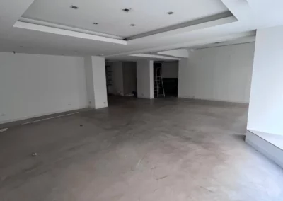 Rénovation du showroom Silvera à Cannes, béton ciré 500 m² – photo 8 – RB Bâtiment