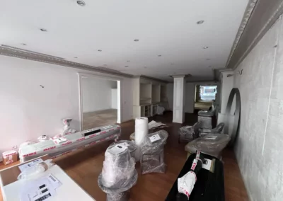 Rénovation du showroom Silvera à Cannes, béton ciré 500 m² – photo 16 – RB Bâtiment
