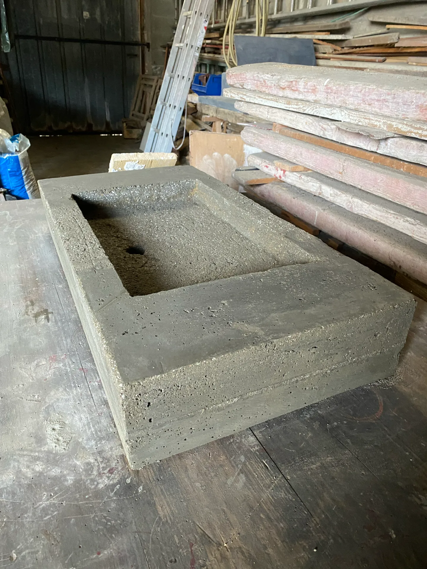 Création de vasque sur-mesure en béton allégé – béton brut