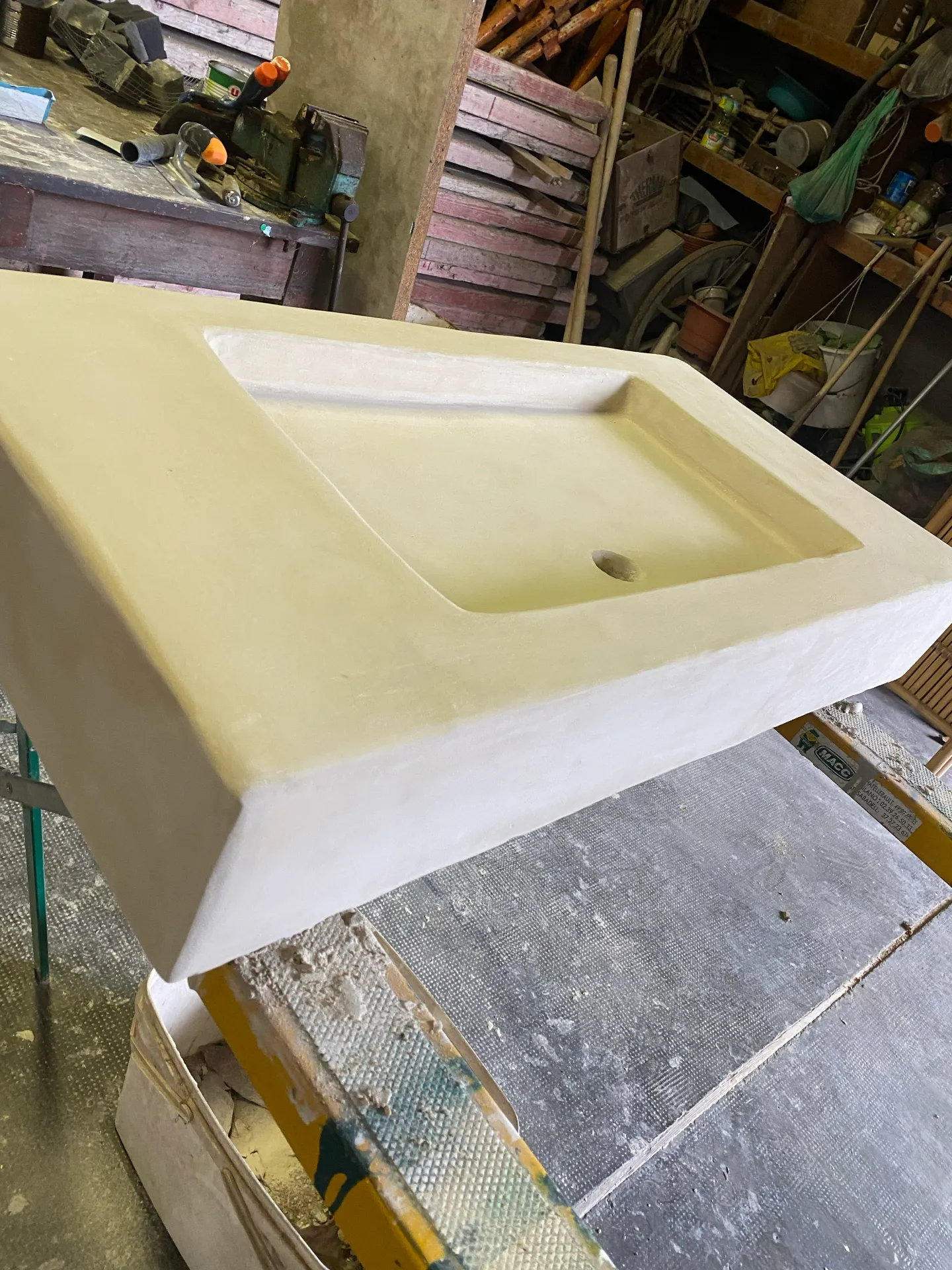 Création de vasque sur-mesure en béton allégé – béton ciré